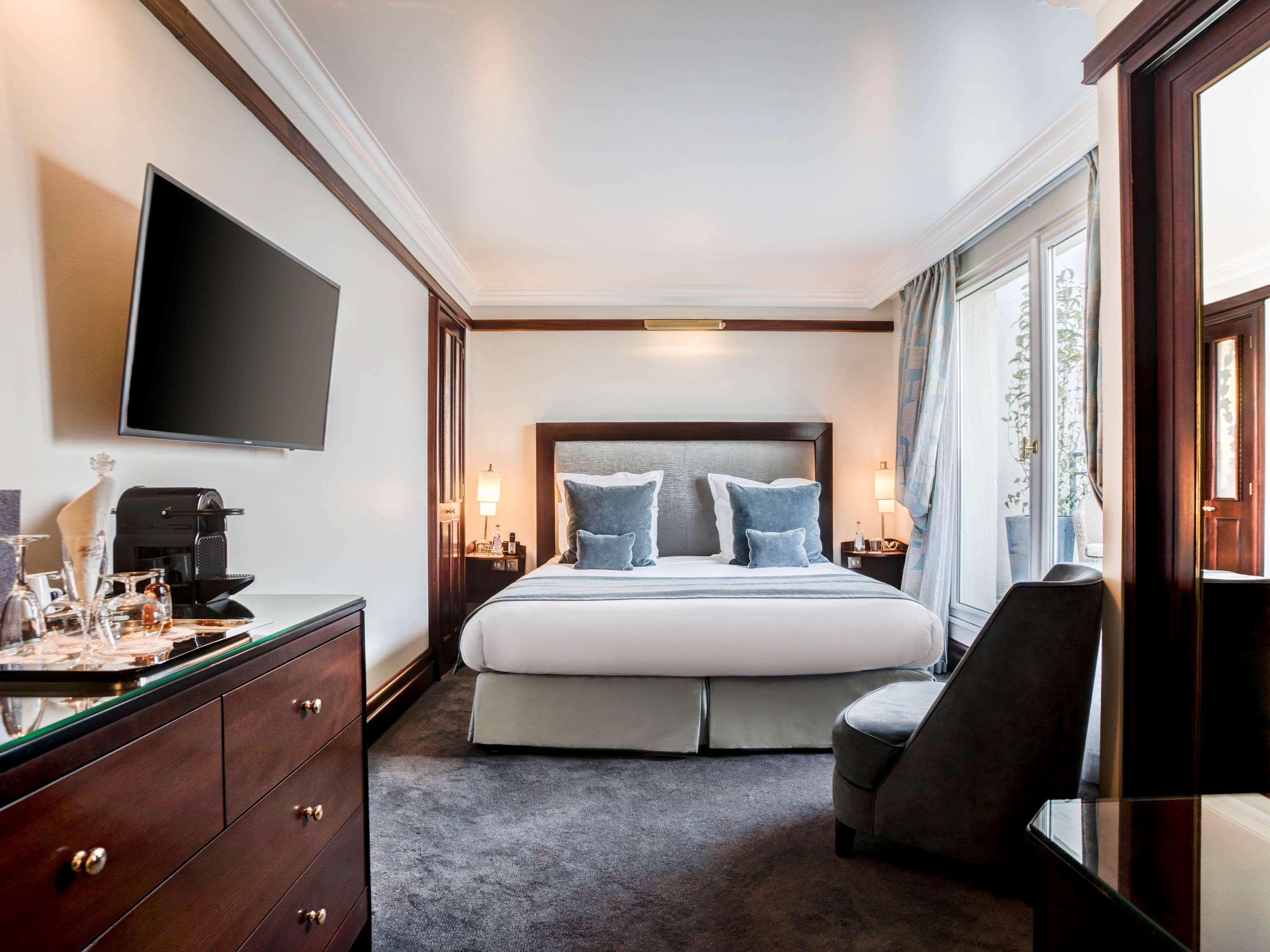 Hotel Pont Royal ปารีส ภายนอก รูปภาพ A room at the hotel
