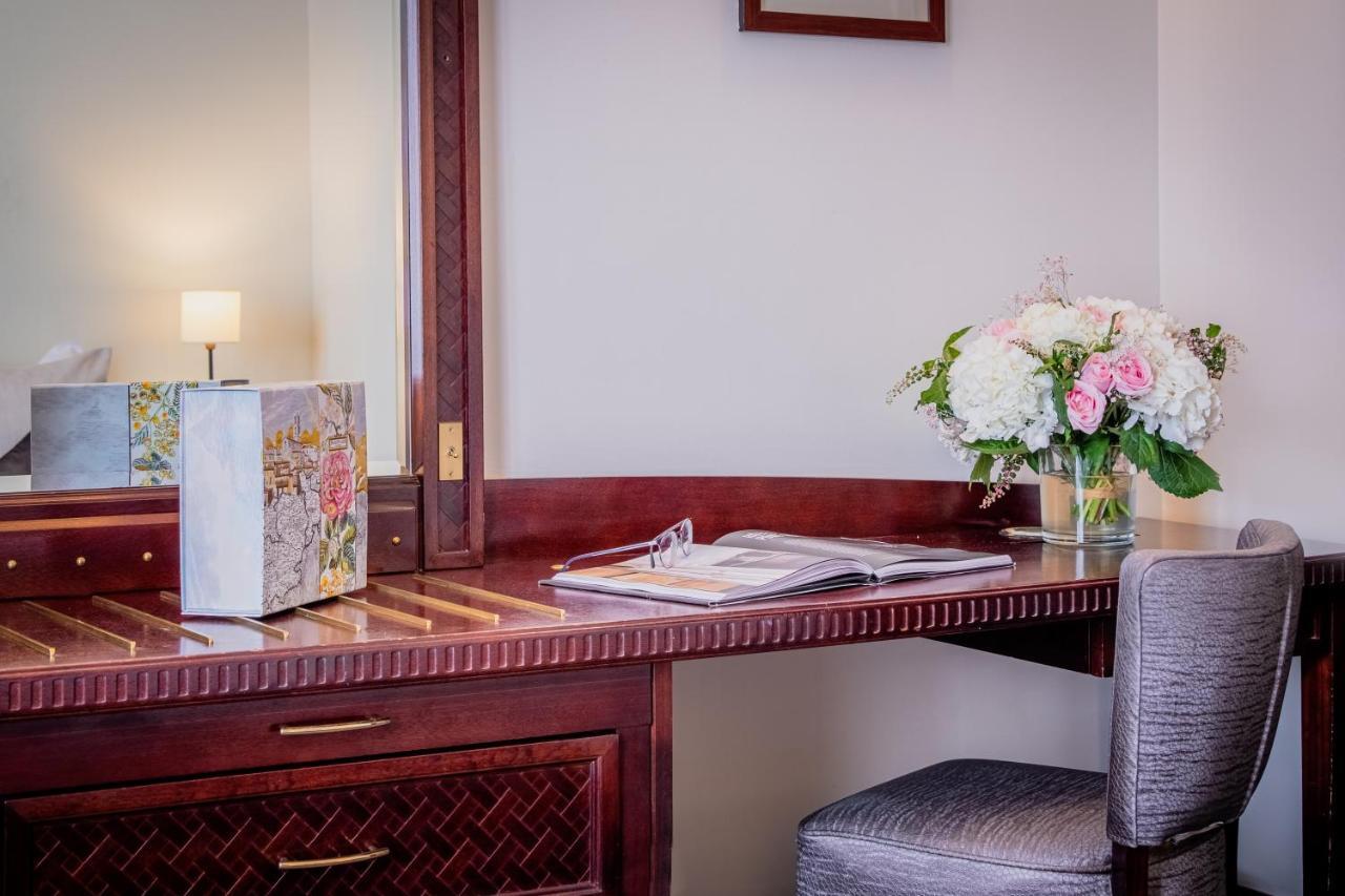 Hotel Pont Royal ปารีส ภายนอก รูปภาพ A dressing table