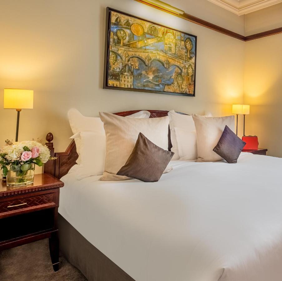 Hotel Pont Royal ปารีส ภายนอก รูปภาพ A bedroom at the hotel
