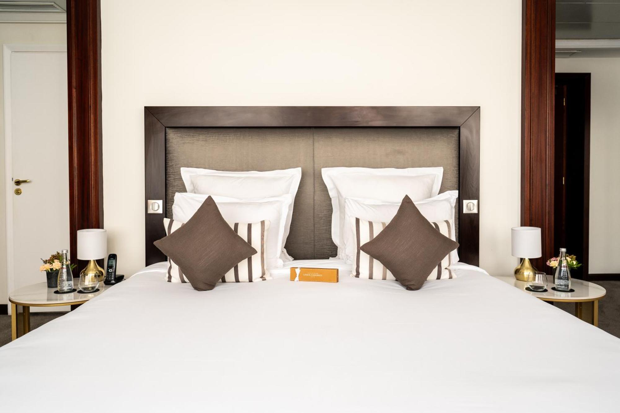 Hotel Pont Royal ปารีส ภายนอก รูปภาพ A bedroom at the hotel