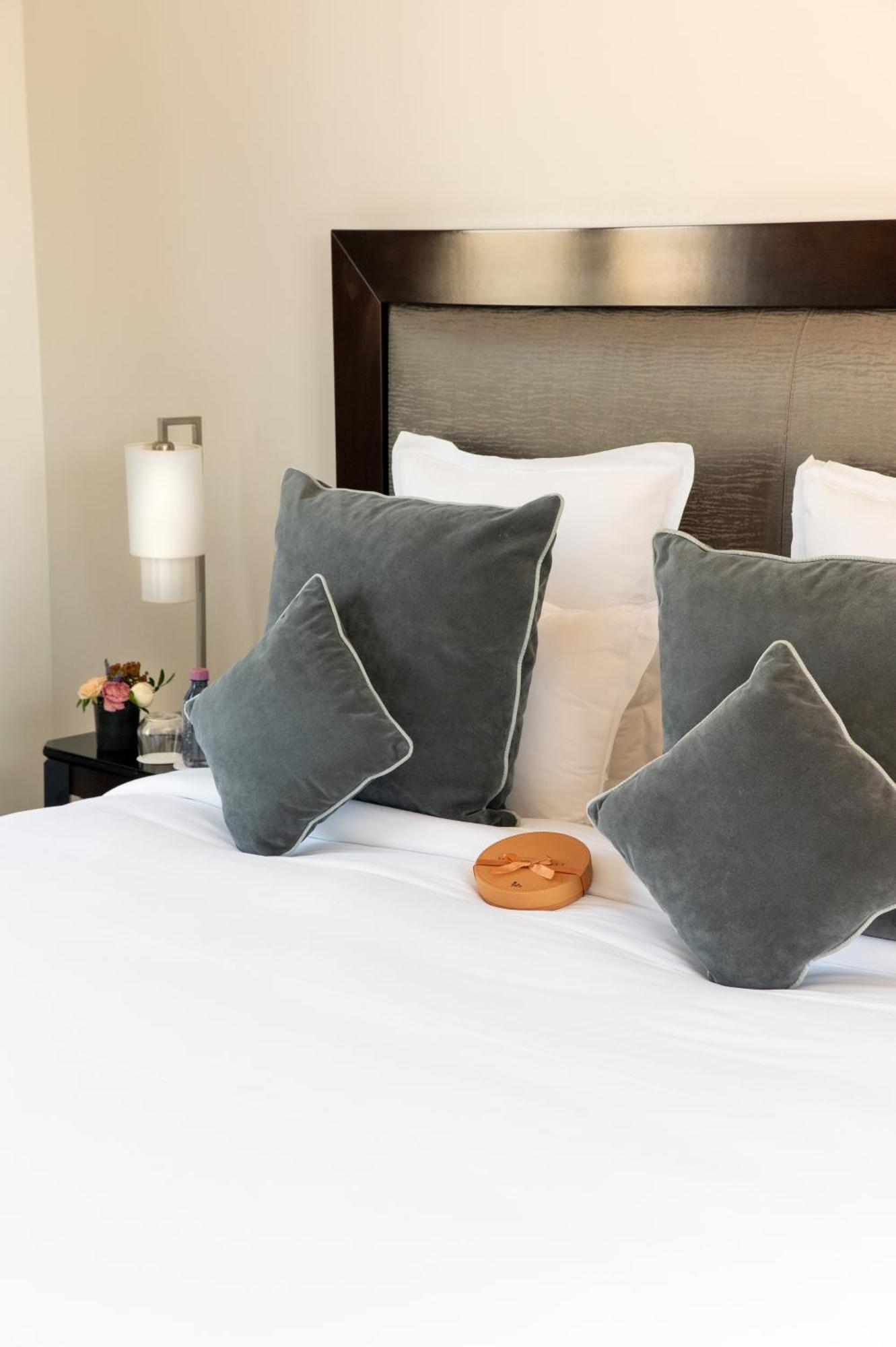 Hotel Pont Royal ปารีส ภายนอก รูปภาพ A bed with cushions
