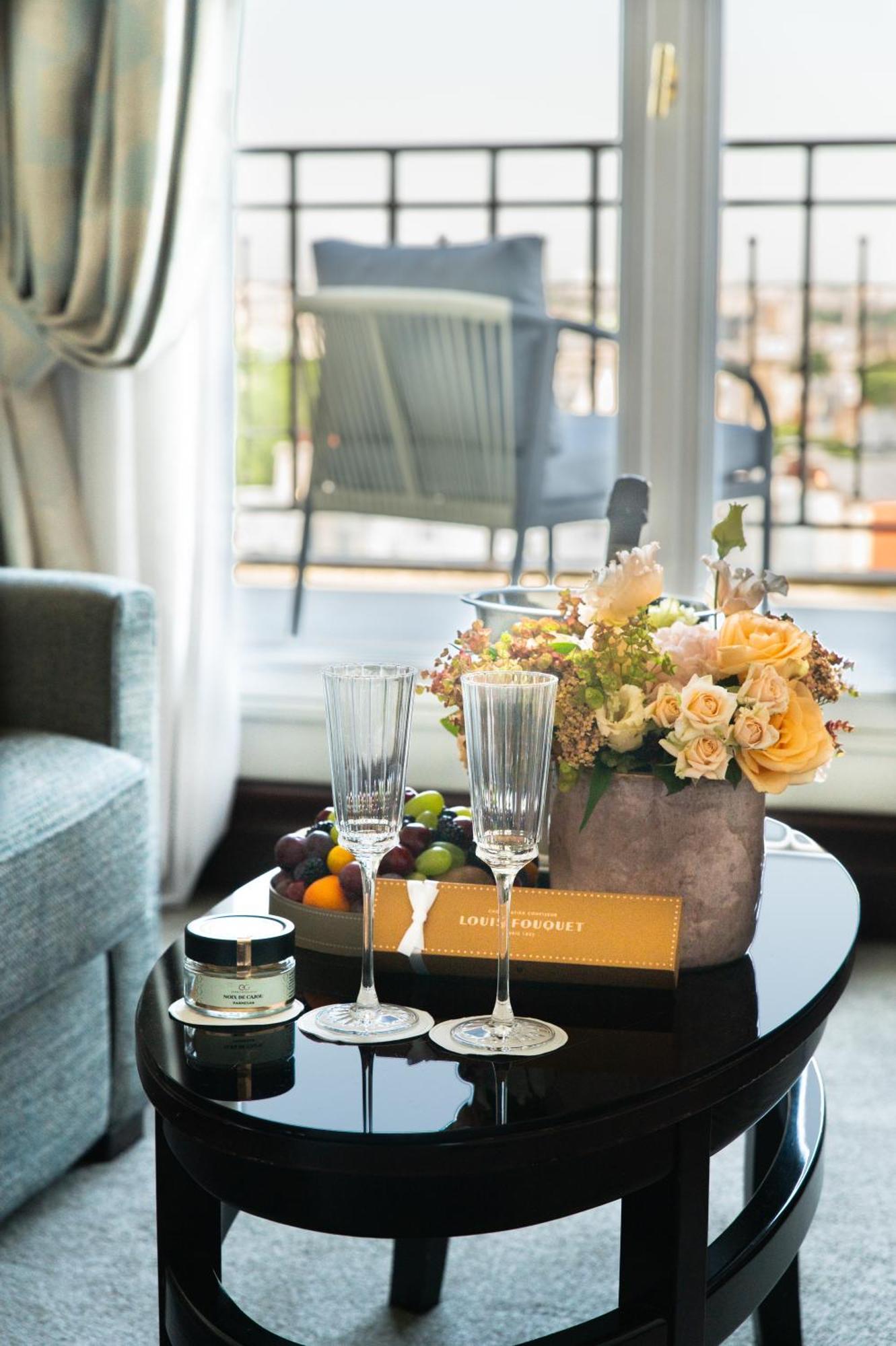 Hotel Pont Royal ปารีส ภายนอก รูปภาพ A welcome amenity at a hotel