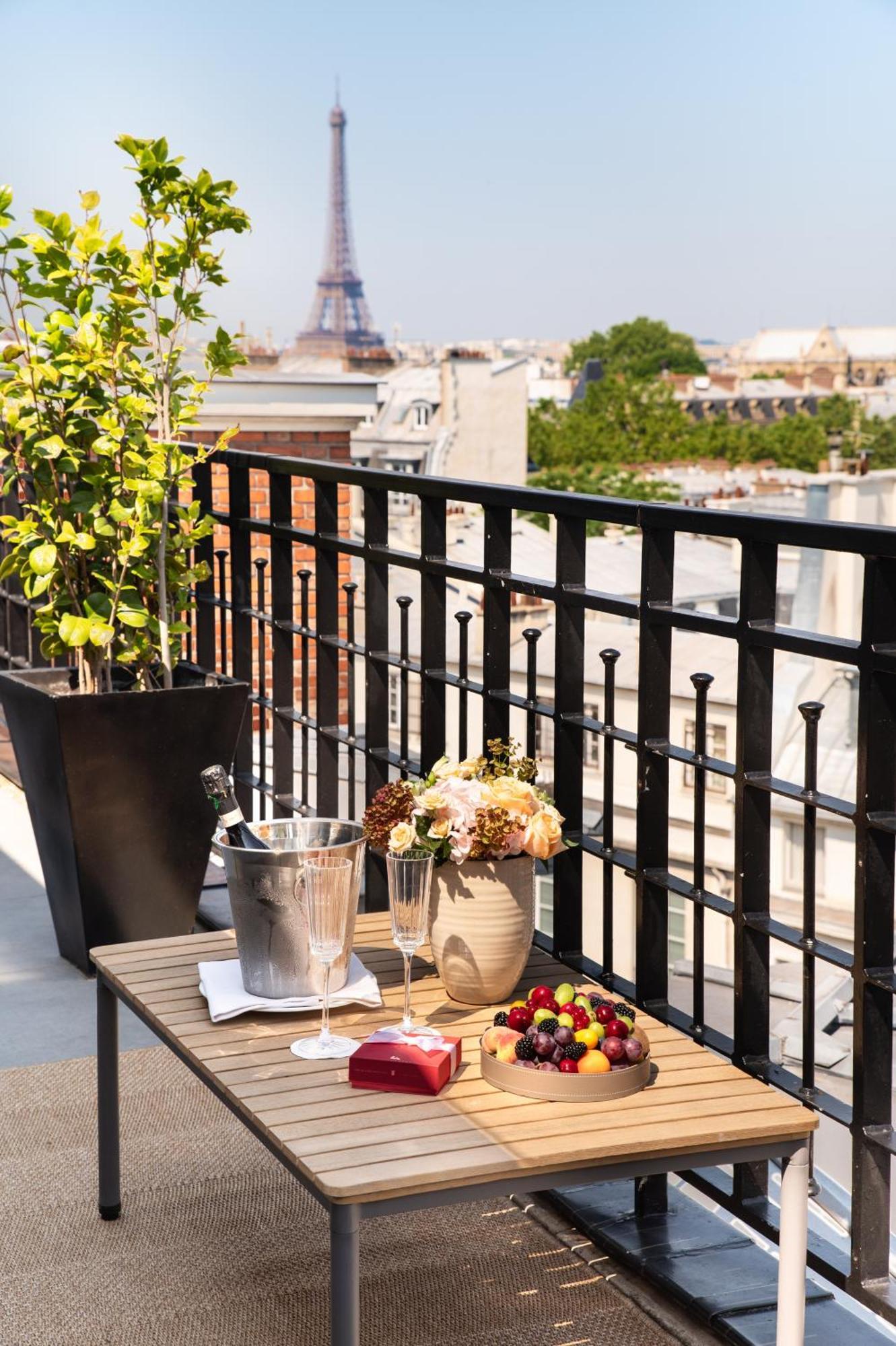 Hotel Pont Royal ปารีส ภายนอก รูปภาพ A balcony