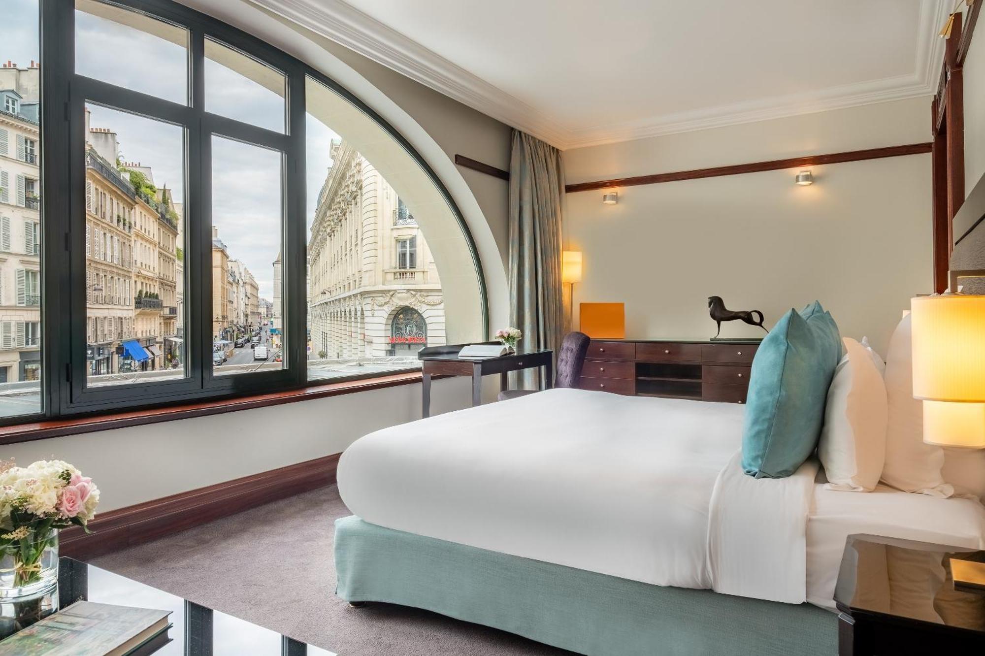 Hotel Pont Royal ปารีส ภายนอก รูปภาพ A room at the hotel