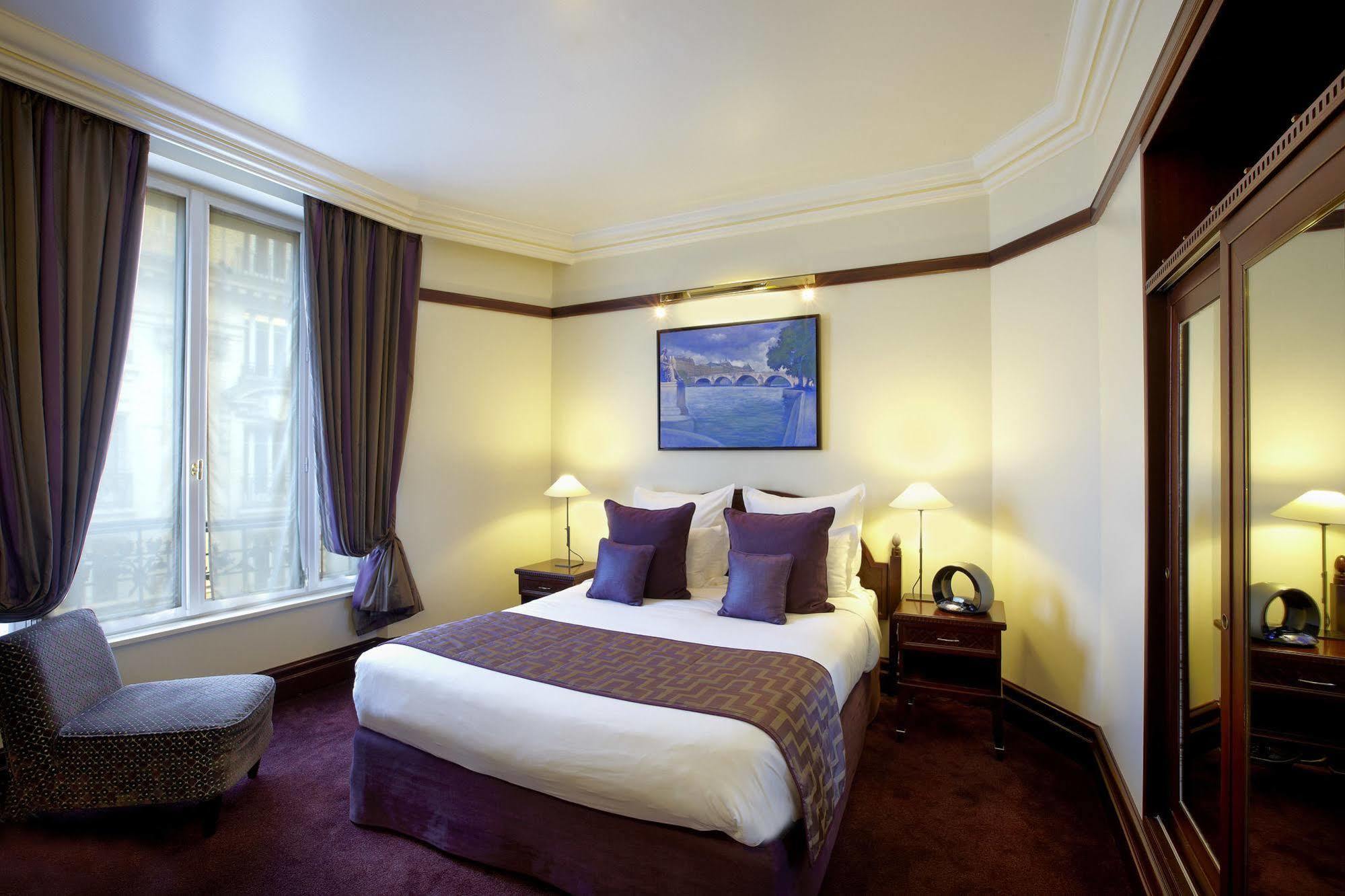 Hotel Pont Royal ปารีส ภายนอก รูปภาพ A room at the hotel