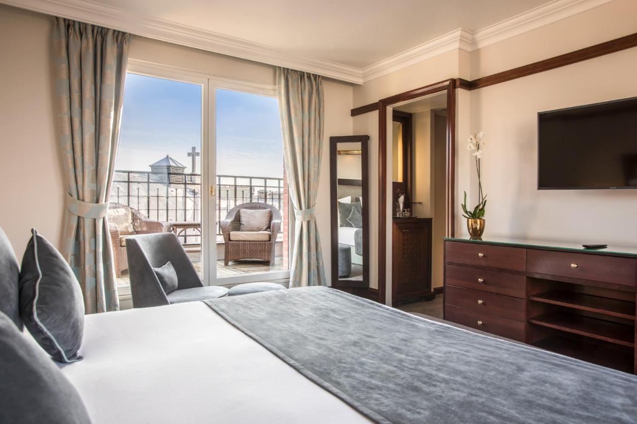 Hotel Pont Royal ปารีส ภายนอก รูปภาพ A room at the hotel
